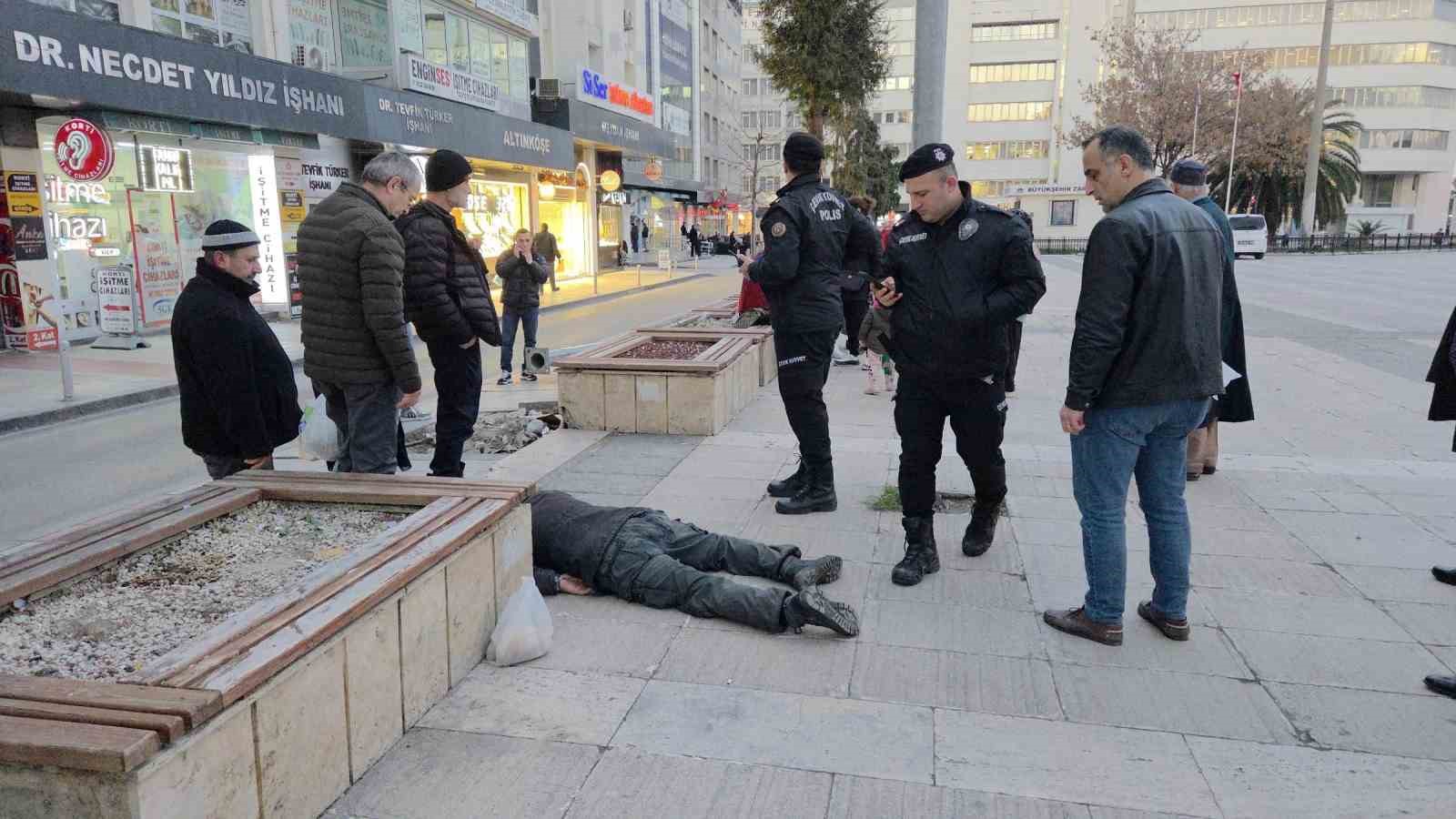 Alkol komasına giren adam banktan yere yığıldı
