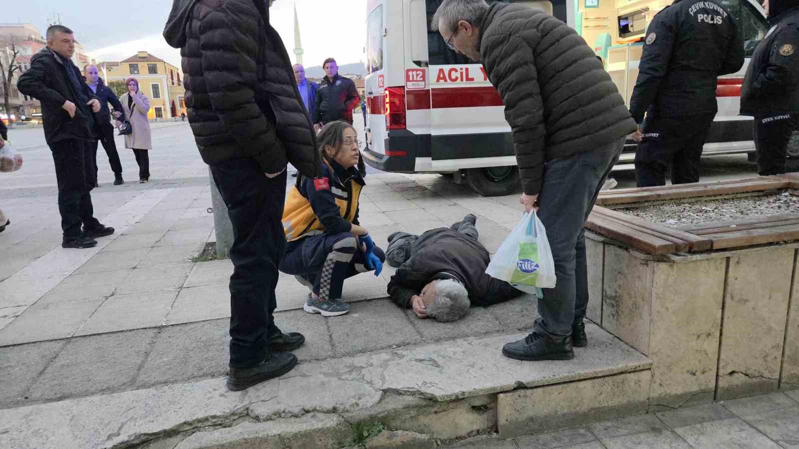 Alkol komasına giren adam banktan yere yığıldı
