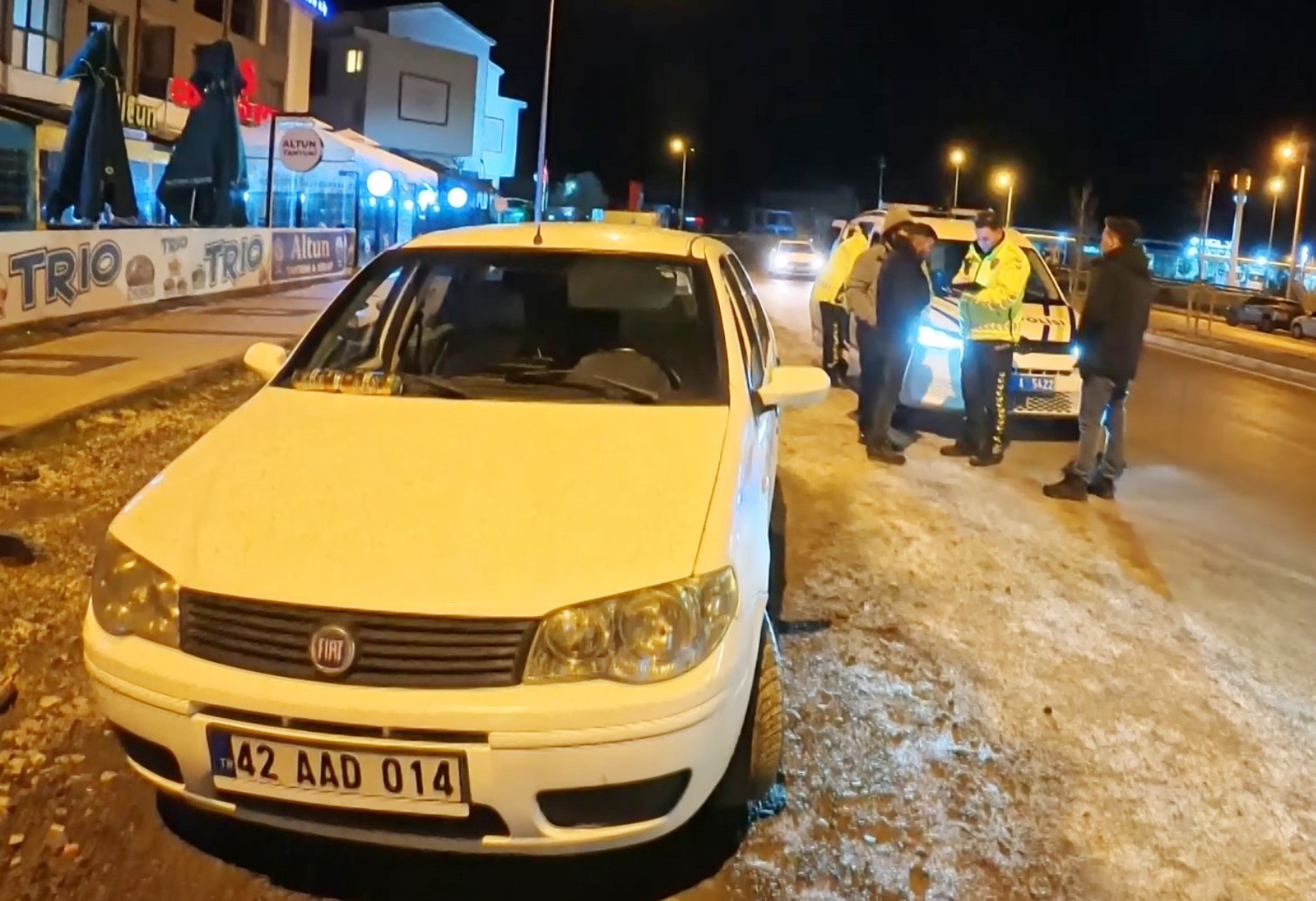 Alkollü araç kullanırken yakalandı, ehliyetine el konulunca araç başında içmeyi sürdürdü
