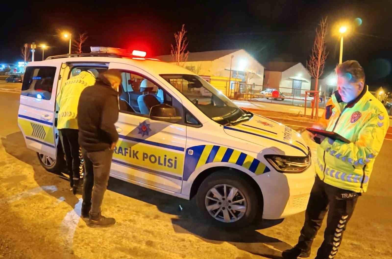 Alkollü araç kullanırken yakalandı, ehliyetine el konulunca araç başında içmeyi sürdürdü
