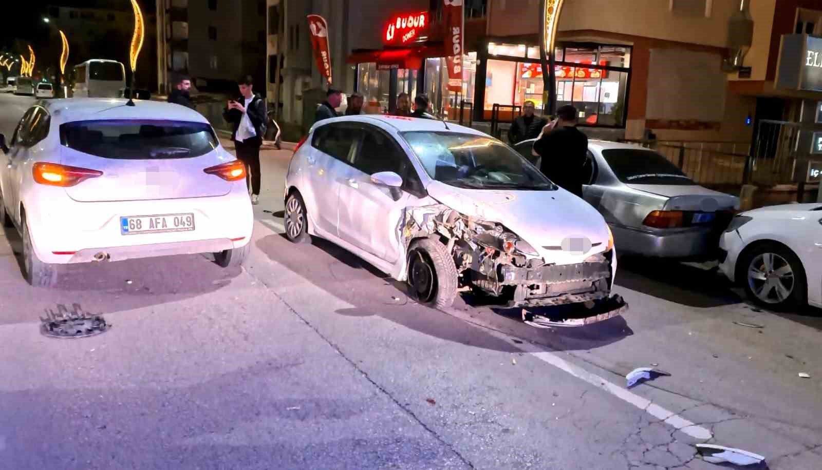 Alkollü halde direksiyona geçti, 3 araca birden çarptı
