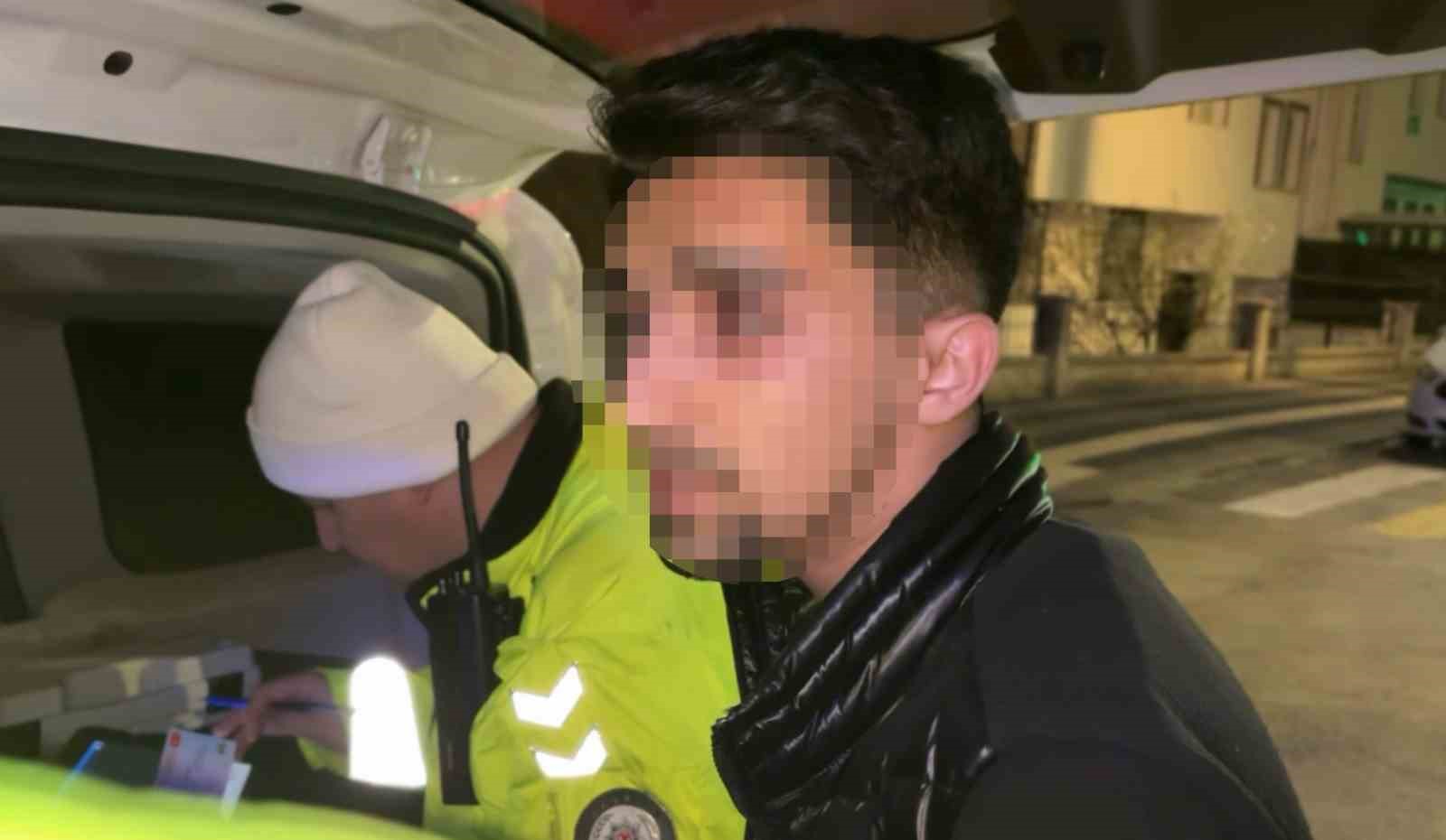 Alkollü halde direksiyona geçti, 3 araca birden çarptı
