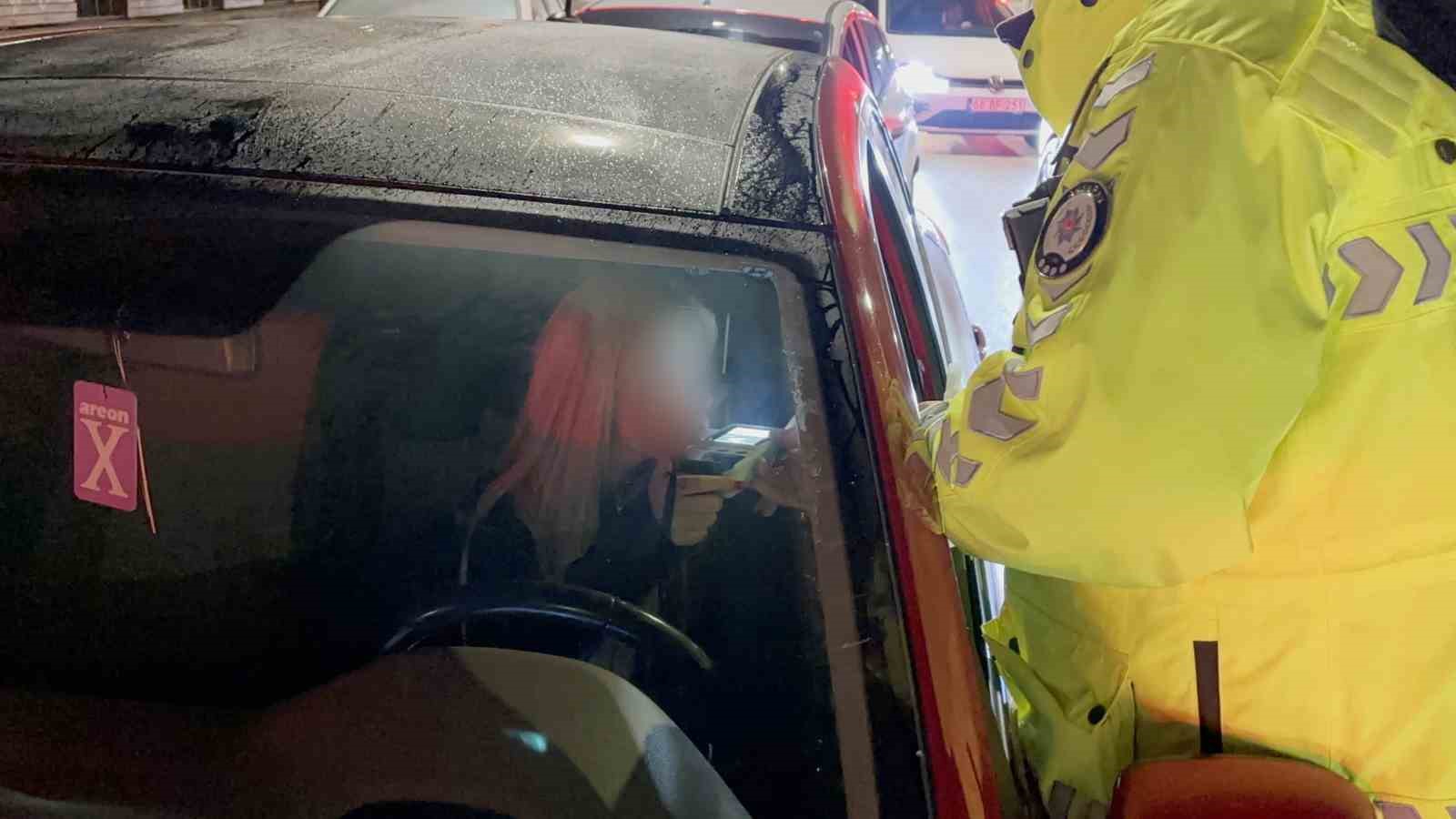 Alkollü kadın sürücünün ehliyetine el konuldu
