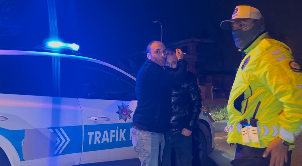 Alkollü otomobil sürücüsü önce ağaca, ardından tabelaya çarparak karşı şeride geçti
