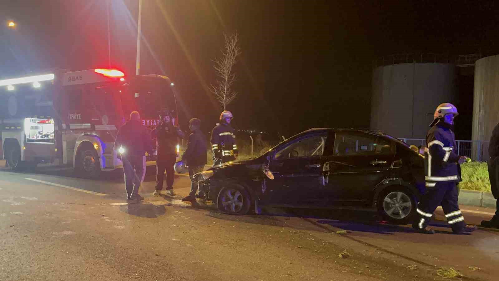 Alkollü otomobil sürücüsü önce ağaca, ardından tabelaya çarparak karşı şeride geçti
