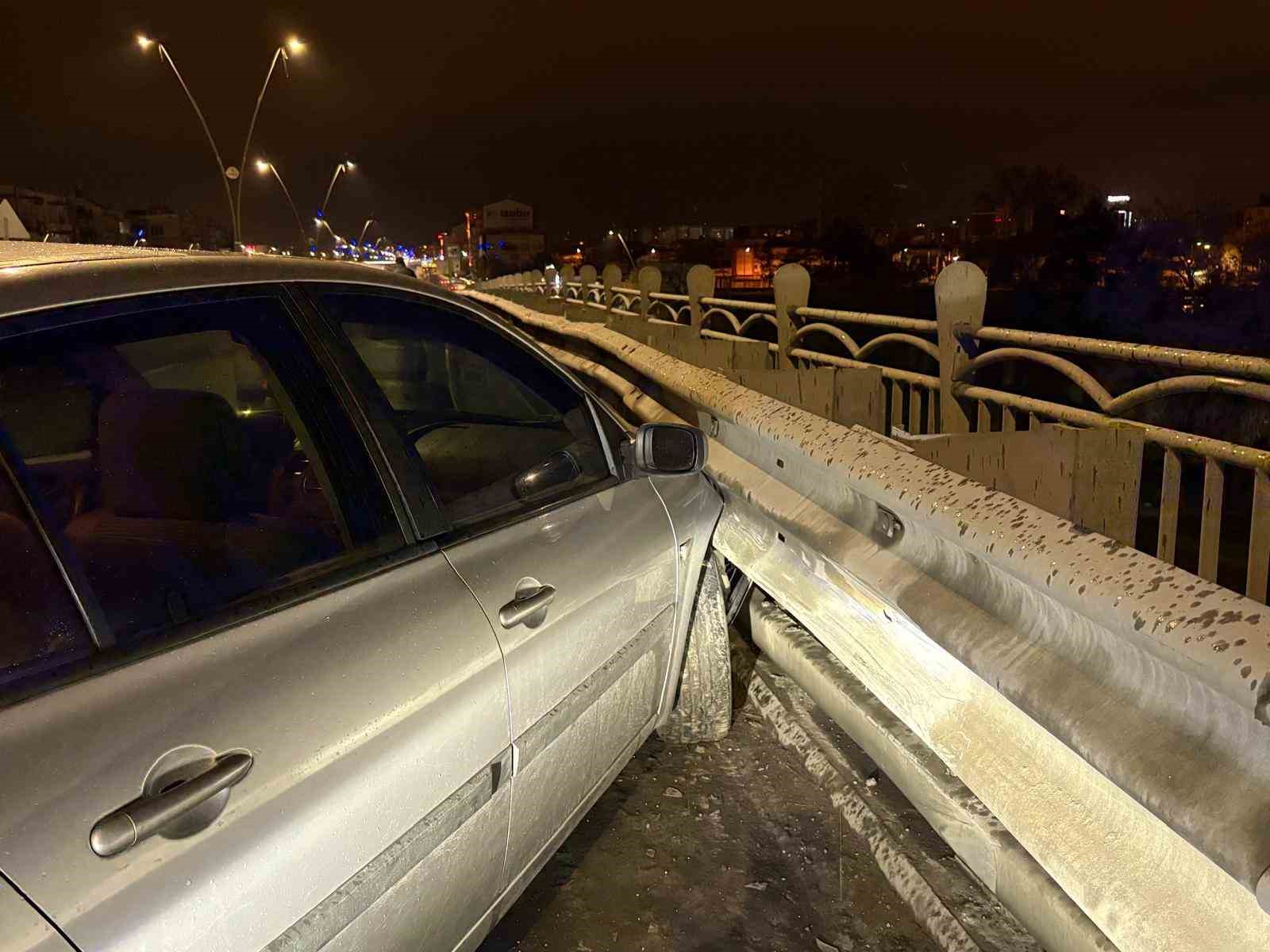 Alkollü sürücü bariyerlere girdi: 25 bin TL ceza yazıldı

