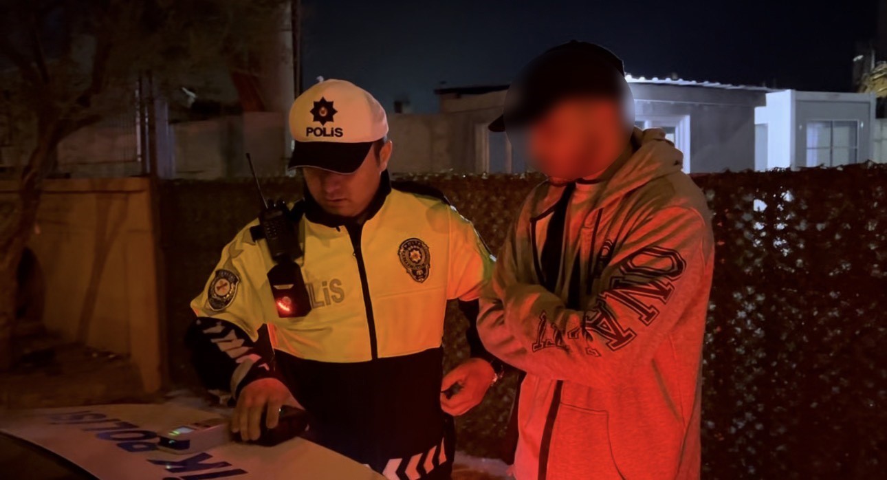 Alkollü sürücü ehliyeti kaptırınca ağladı
