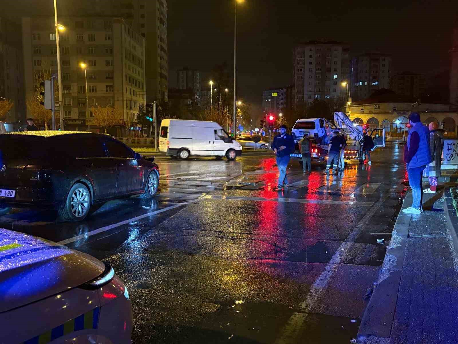 Alkollü sürücü kırmızı ışıkta bekleyen otomobile çarptı: 1 yaralı
