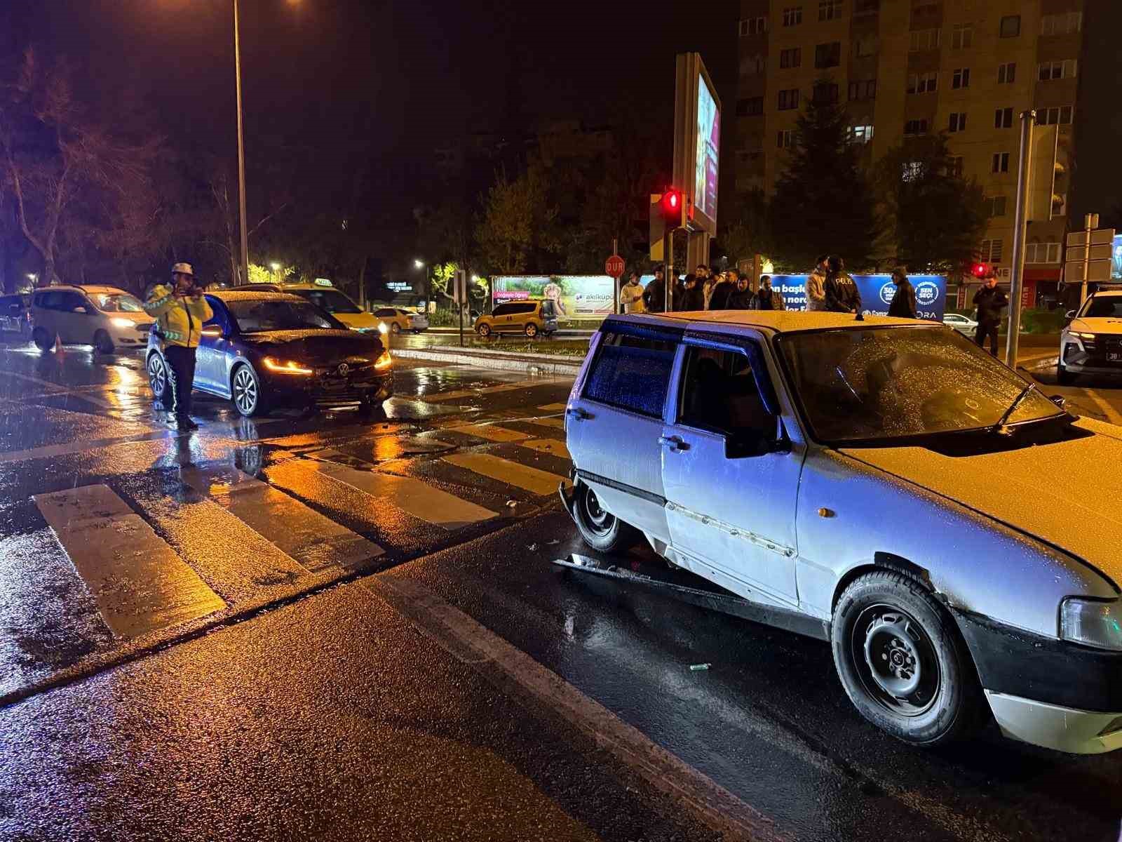 Alkollü sürücü kırmızı ışıkta bekleyen otomobile çarptı: 1 yaralı
