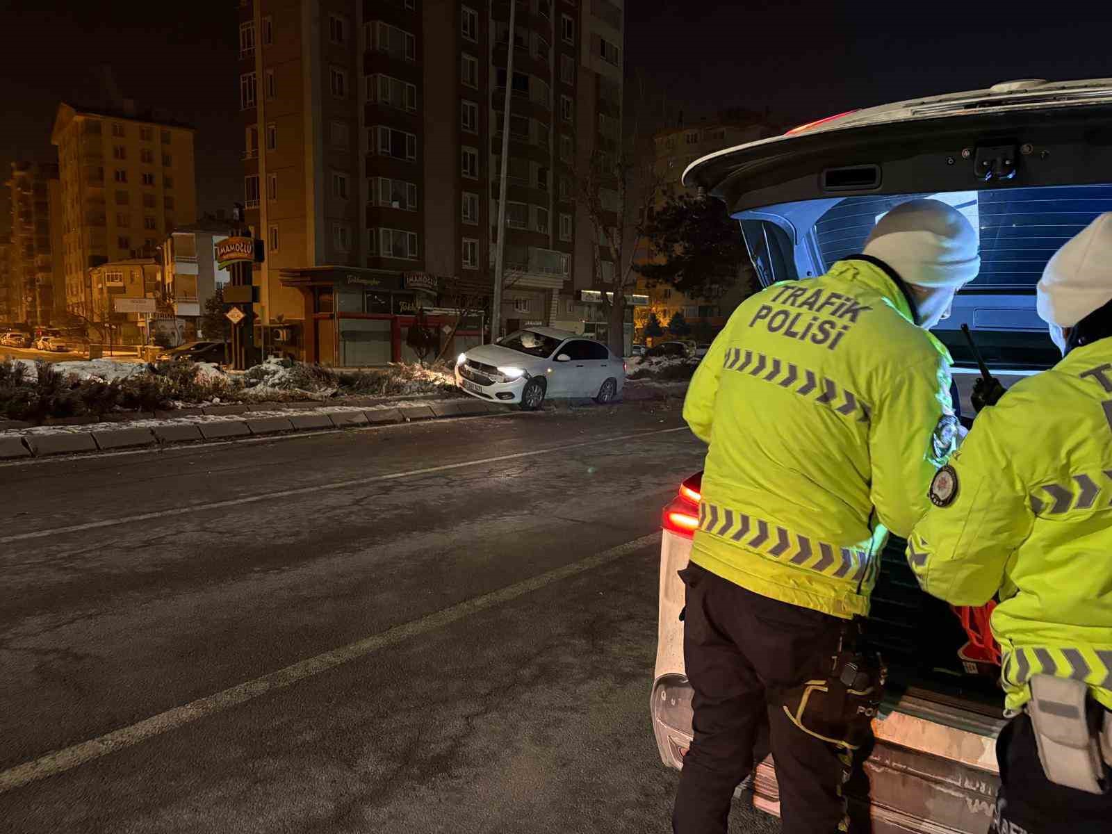 Alkollü sürücü önce ağacı devirdi ardından aydınlatma direğine çarptı
