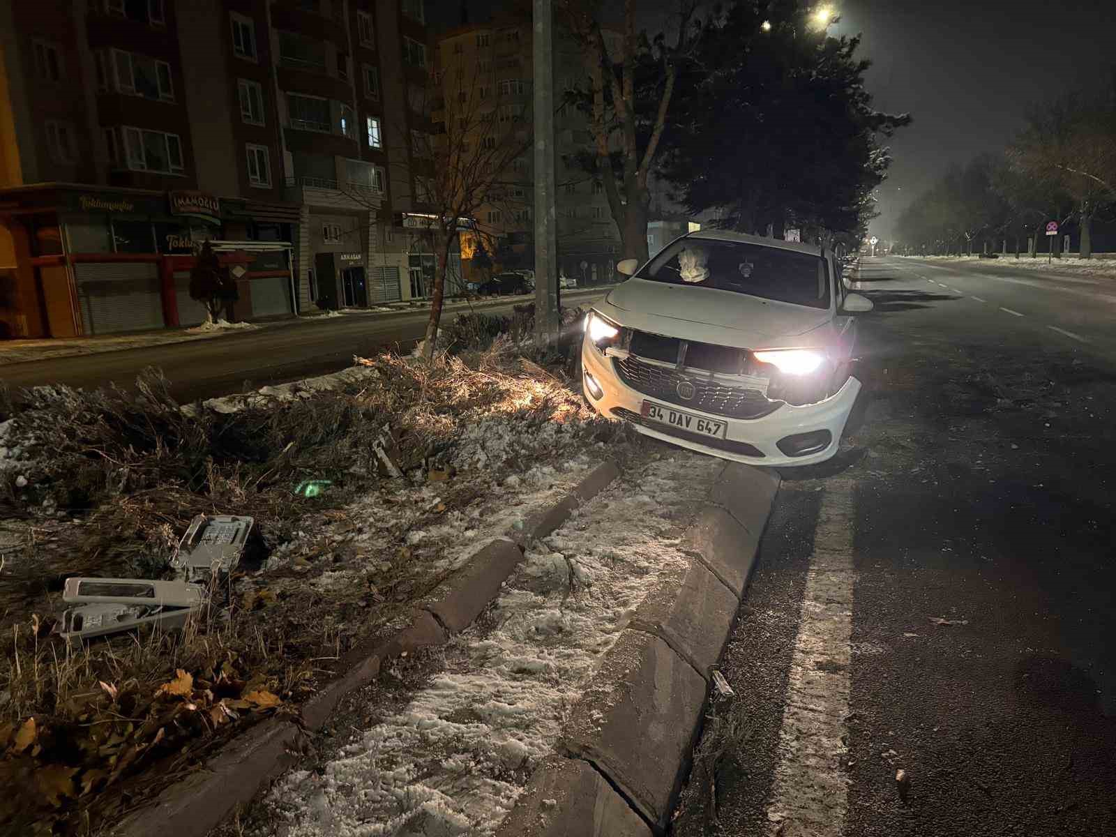Alkollü sürücü önce ağacı devirdi ardından aydınlatma direğine çarptı
