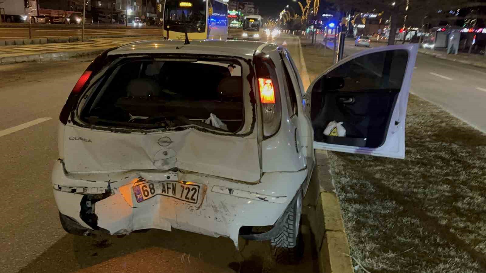 Alkollü sürücü önündeki araca çarptı: 6 yaralı
