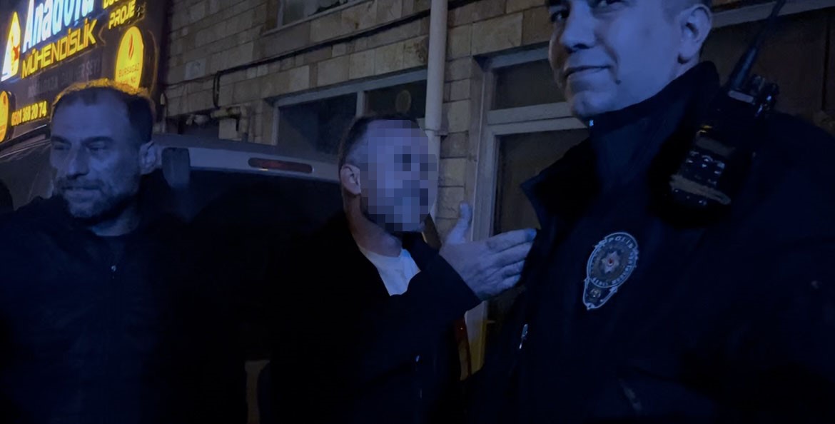 Alkollü sürücü ortalığı karıştırdı: Vatandaşı polis sandı, araç sahiplerini teselli etti
