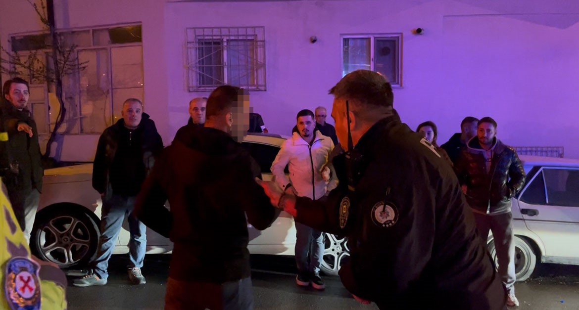 Alkollü sürücü ortalığı karıştırdı: Vatandaşı polis sandı, araç sahiplerini teselli etti
