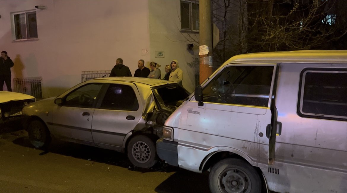 Alkollü sürücü ortalığı karıştırdı: Vatandaşı polis sandı, araç sahiplerini teselli etti
