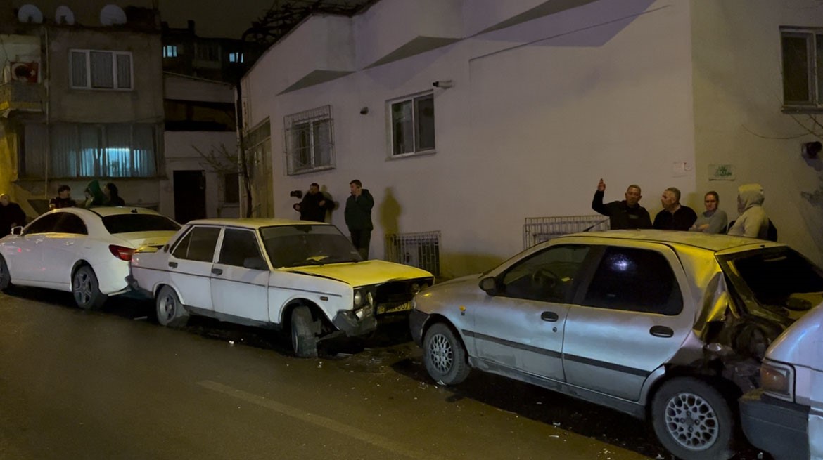 Alkollü sürücü ortalığı karıştırdı: Vatandaşı polis sandı, araç sahiplerini teselli etti
