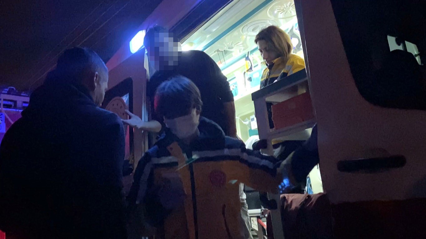 Alkollü sürücü polislerden polis istedi: "Emniyeti arayın buraya polis ekipleri gelsin"
Alkollü sürücü polislerden polis istedi: "Emniyeti arayın buraya polis ekipleri gelsin"