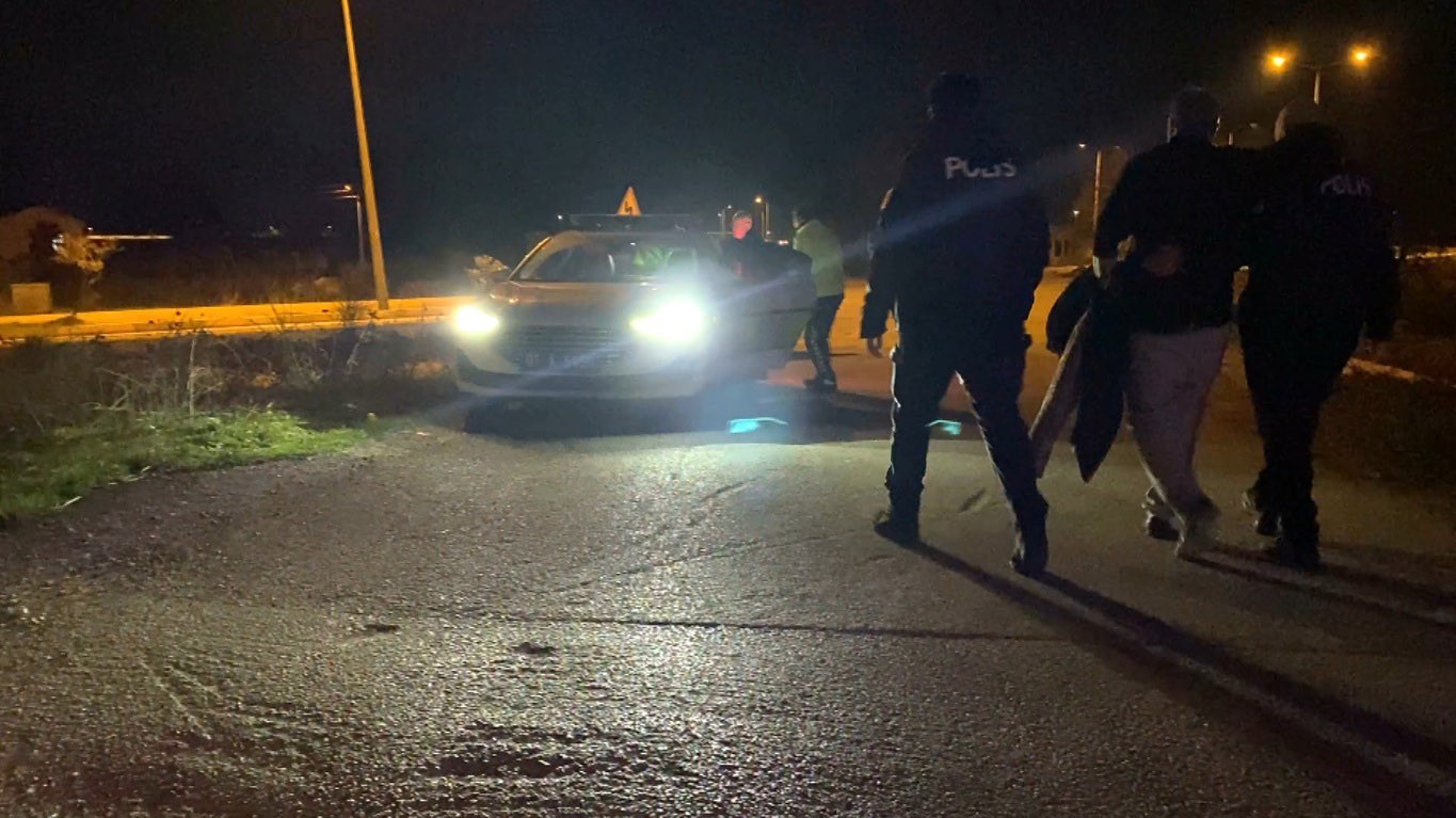 Alkollü sürücü polislerden polis istedi: "Emniyeti arayın buraya polis ekipleri gelsin"
Alkollü sürücü polislerden polis istedi: "Emniyeti arayın buraya polis ekipleri gelsin"