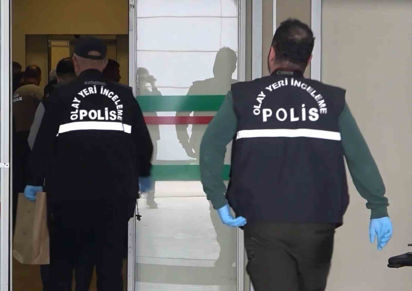 Alkollü sürücü trafiği altüst etti, gözaltına alınırken de 3 polisi yaraladı
