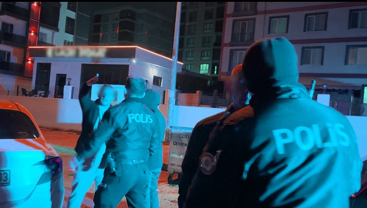 Alkollü sürücü ve yolcudan muhabire tepki: "O telefonu kırarım"
