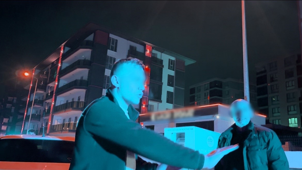 Alkollü sürücü ve yolcudan muhabire tepki: "O telefonu kırarım"
