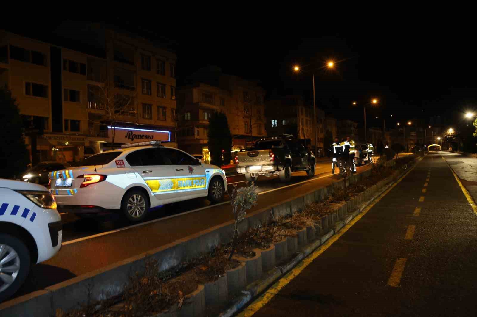 Alkollü sürücü yolda uyuya kaldı, uyanınca polise ecel teri döktürdü
