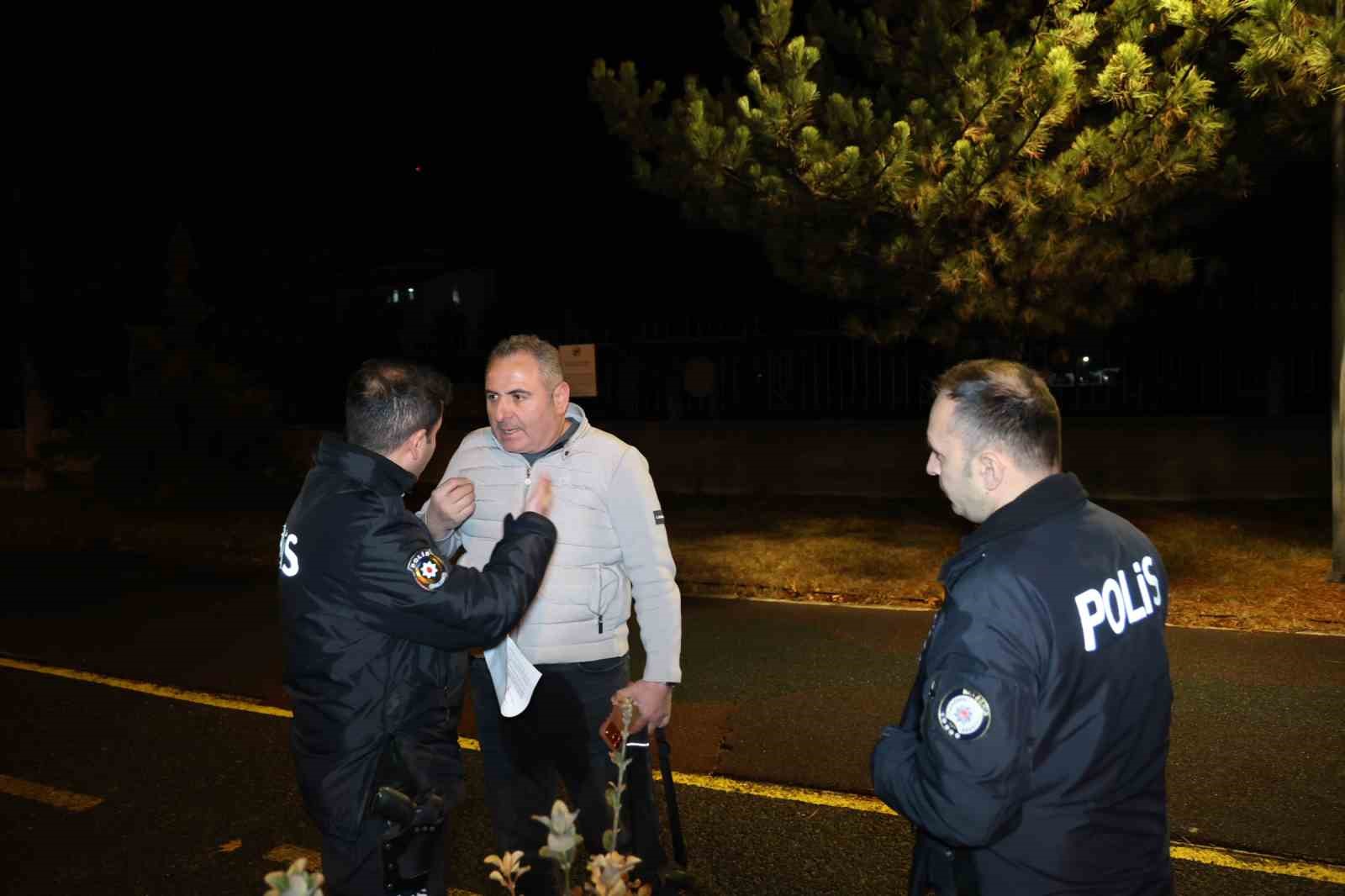 Alkollü sürücü yolda uyuya kaldı, uyanınca polise ecel teri döktürdü
