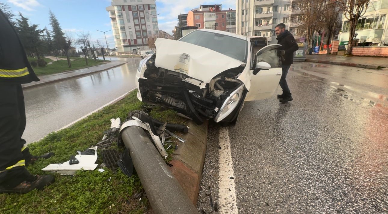 Alkollü sürücünün çarptığı direk başka bir aracın üzerine devrildi
