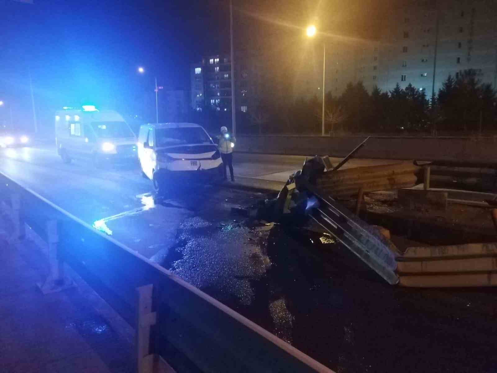 Alkollü sürücünün kullandığı araç bariyere ok gibi saplandı... O anlar kamerada
