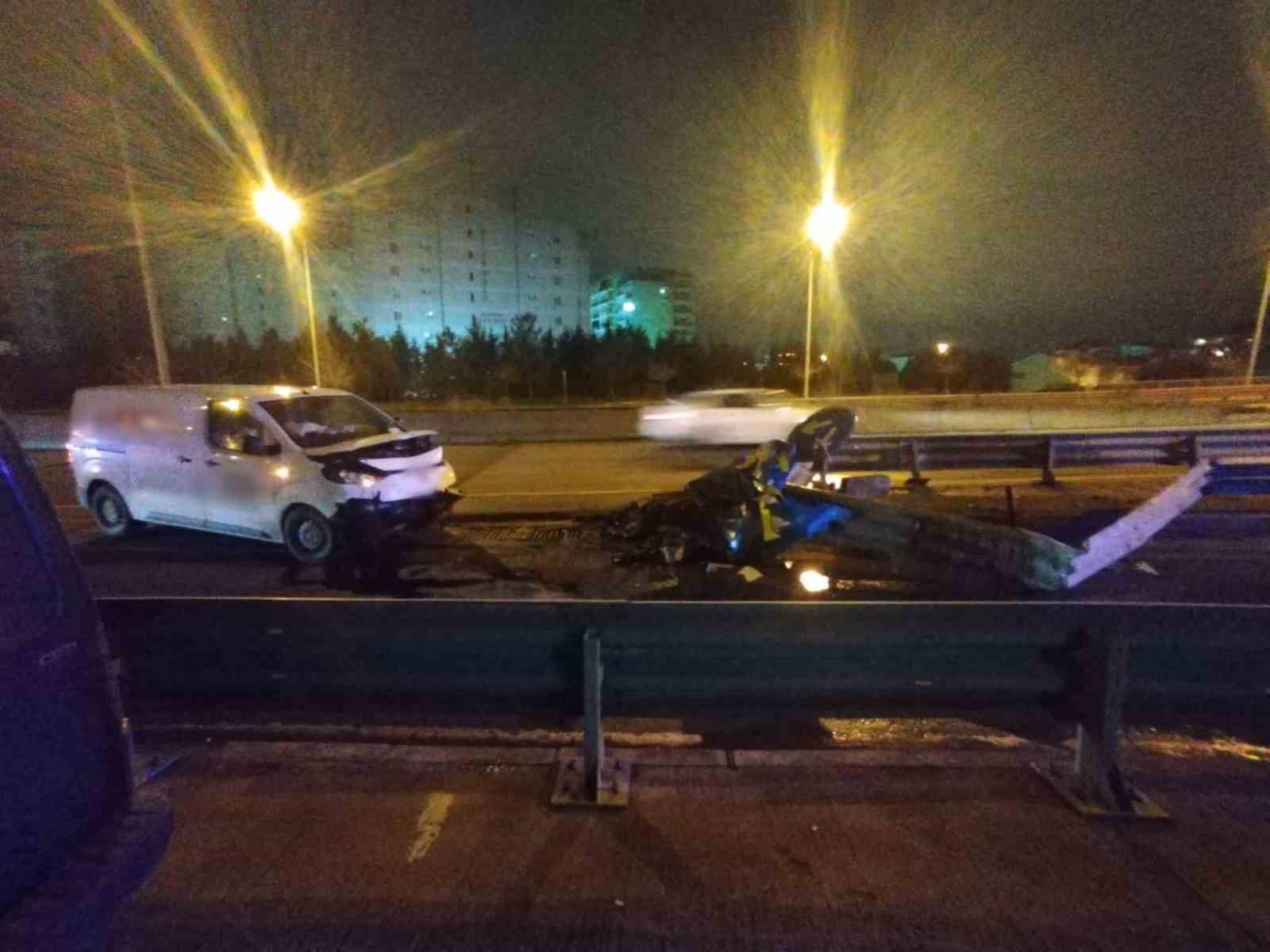 Alkollü sürücünün kullandığı araç bariyere ok gibi saplandı... O anlar kamerada
