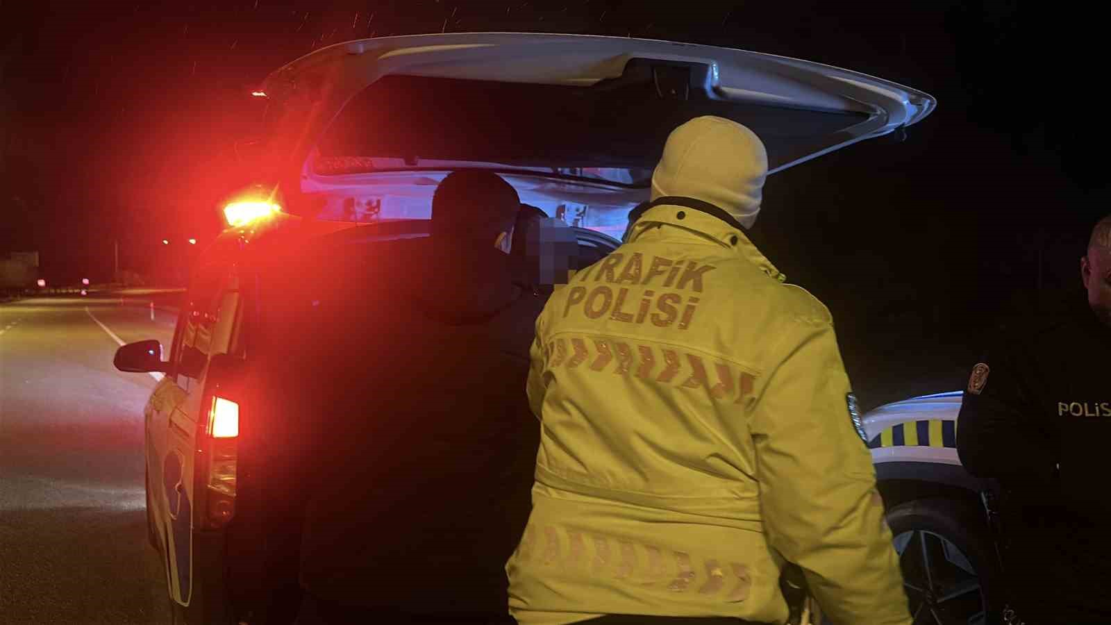 Alkollü sürücünün kullandığı araç uygulama noktasından kaçmaya çalışırken şarampole düştü
