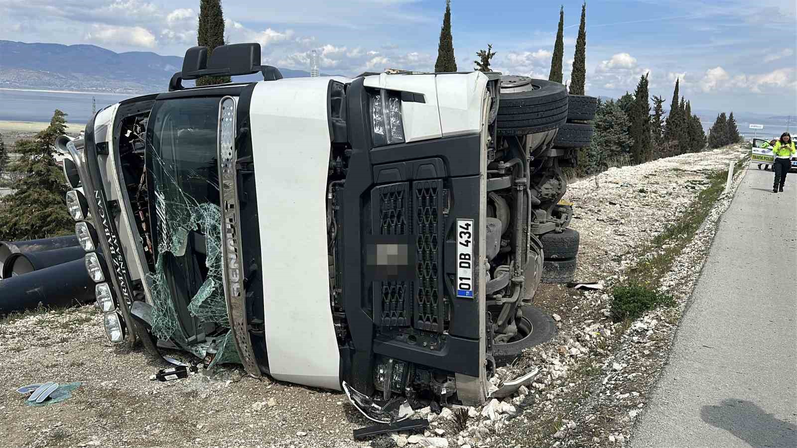Alkollü sürücünün kullandığı tır yan yattı: 1 yaralı
