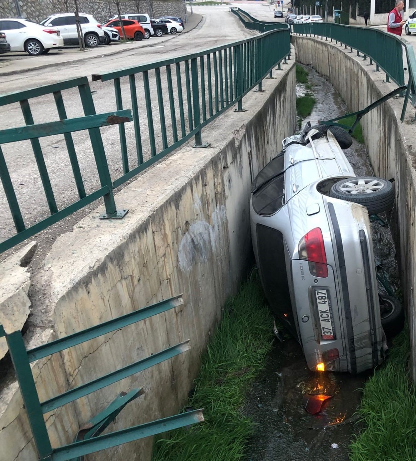 Alkollü ve ehliyetsiz sürücü ortalığı birbirine kattı
