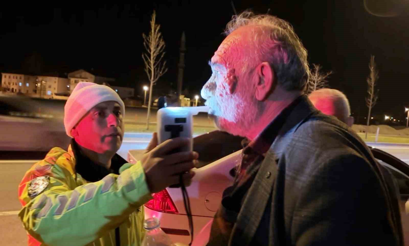 Alkollü ve ehliyetsiz sürücünün yalanını KGYS kameraları bozdu
Alkollü ve ehliyetsiz sürücünün yalanını KGYS kameraları bozdu