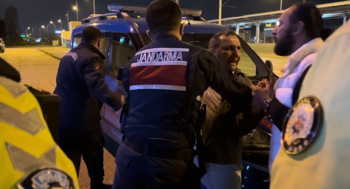 Alkollü yakalandı polise hakaretten gözaltına alındı
