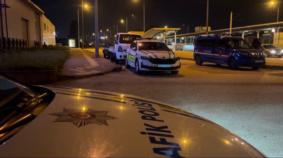Alkollü yakalandı polise hakaretten gözaltına alındı

