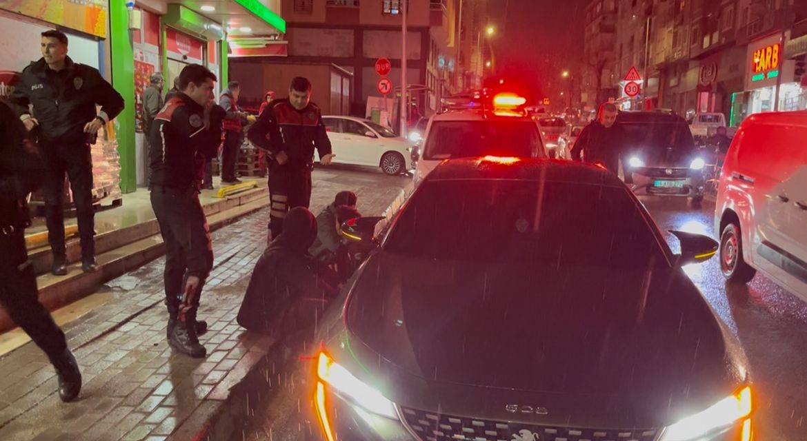 Alkolsüz sürücüsü, Yunus ekiplerini görünce gaza bastı: Polisin üzerine sürüp kaçtı, "Panik yaptım" dedi
