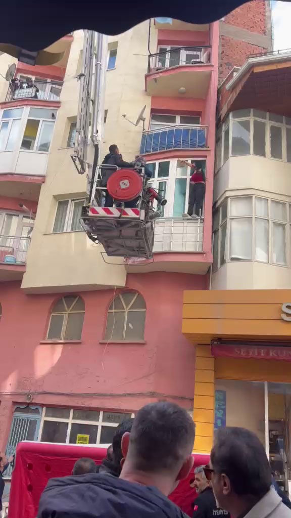 Alkolün etkisindeki kadın polise zor anlar yaşattı
