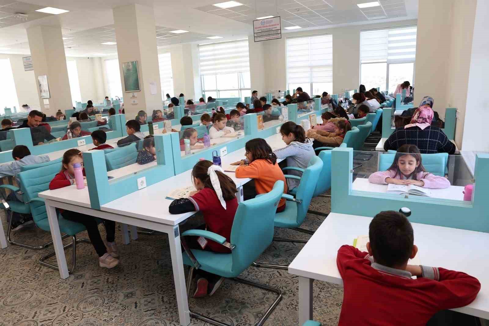 ALKÜ’de Kütüphane Haftası etkinliklerle kutlandı
ALKÜ’de Kütüphane Haftası etkinliklerle kutlandı