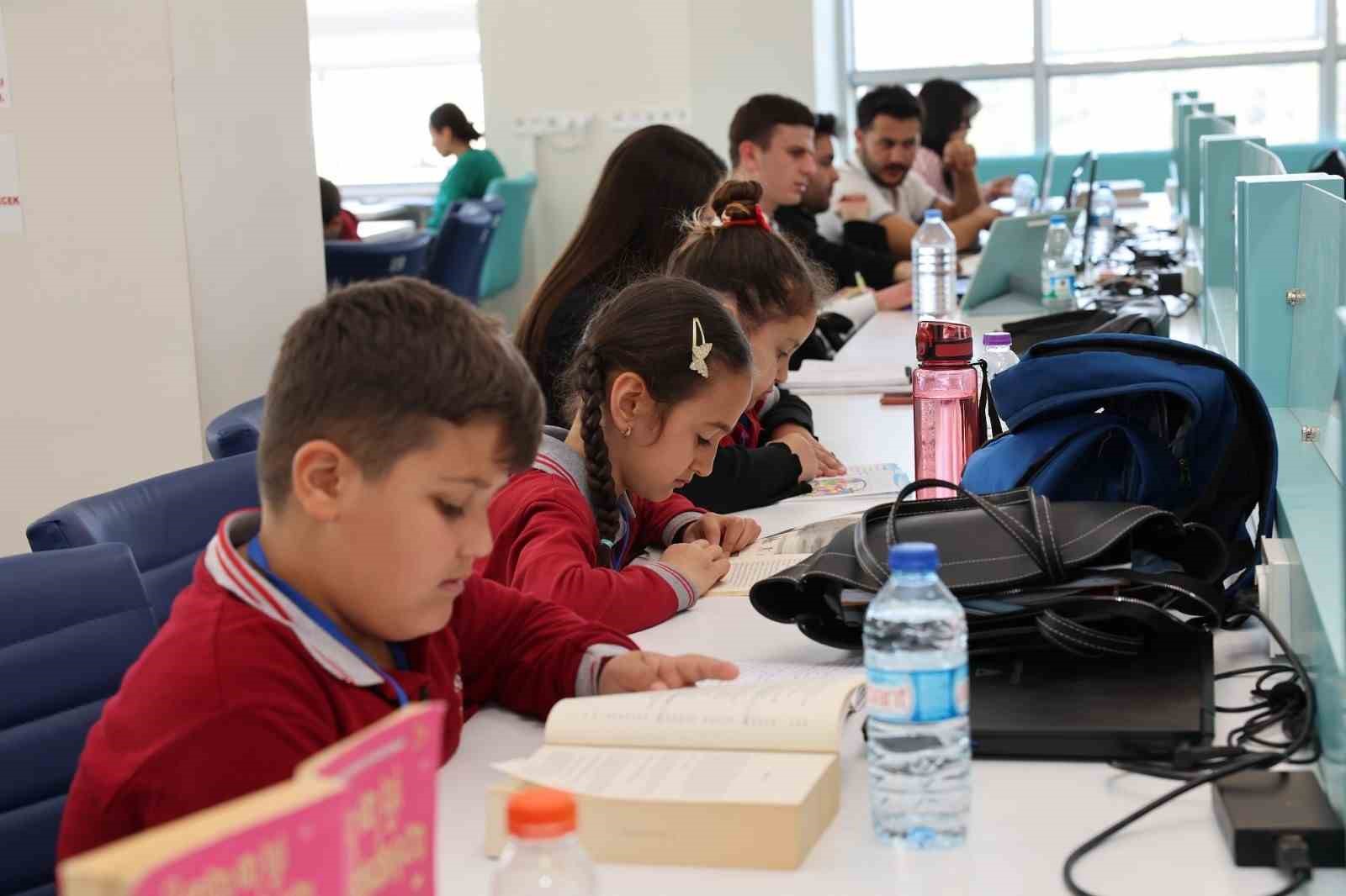 ALKÜ’de Kütüphane Haftası etkinliklerle kutlandı
ALKÜ’de Kütüphane Haftası etkinliklerle kutlandı