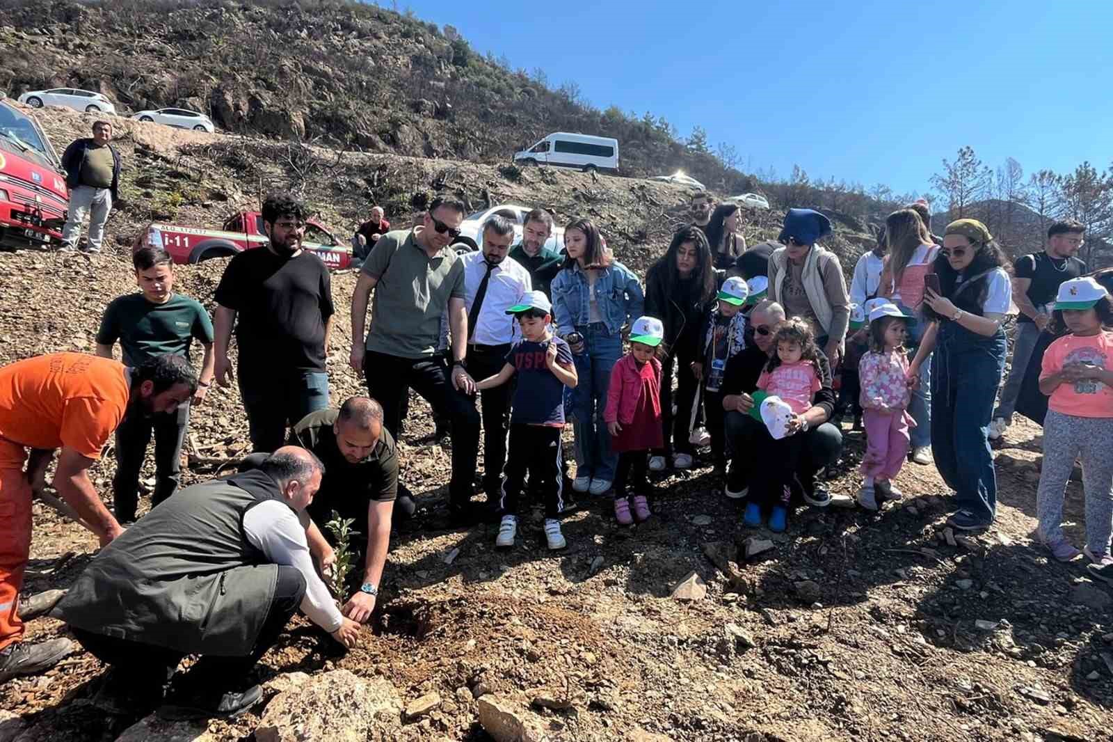 ALKÜ’lü minikler fidan dikip çilek topladı
