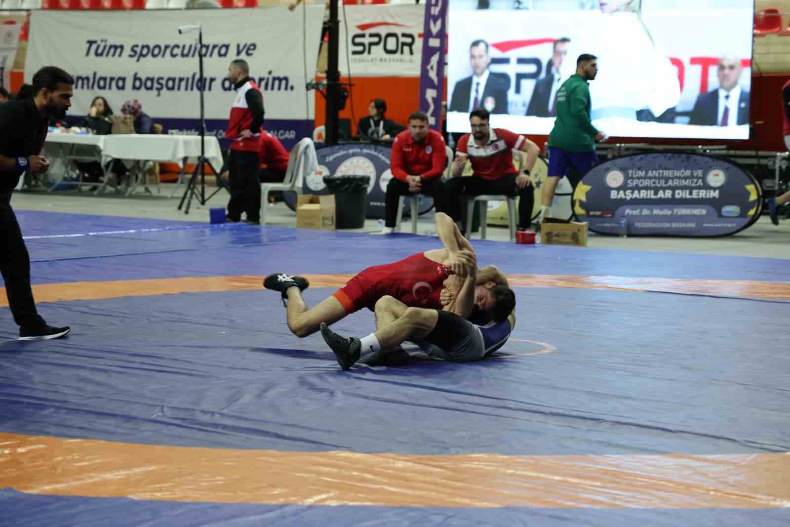 ALKÜ’lü öğrenci güreş şampiyonasından madalyayla döndü
