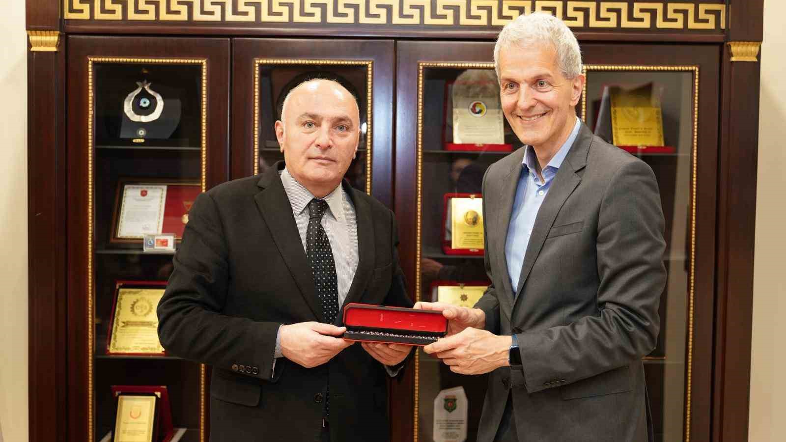 Alman Elçi Bredohl’dan ETSO’ya ziyaret: Erzurum’un yatırım potansiyeli değerlendirildi
Alman Elçi Bredohl’dan ETSO’ya ziyaret: Erzurum’un yatırım potansiyeli değerlendirildi