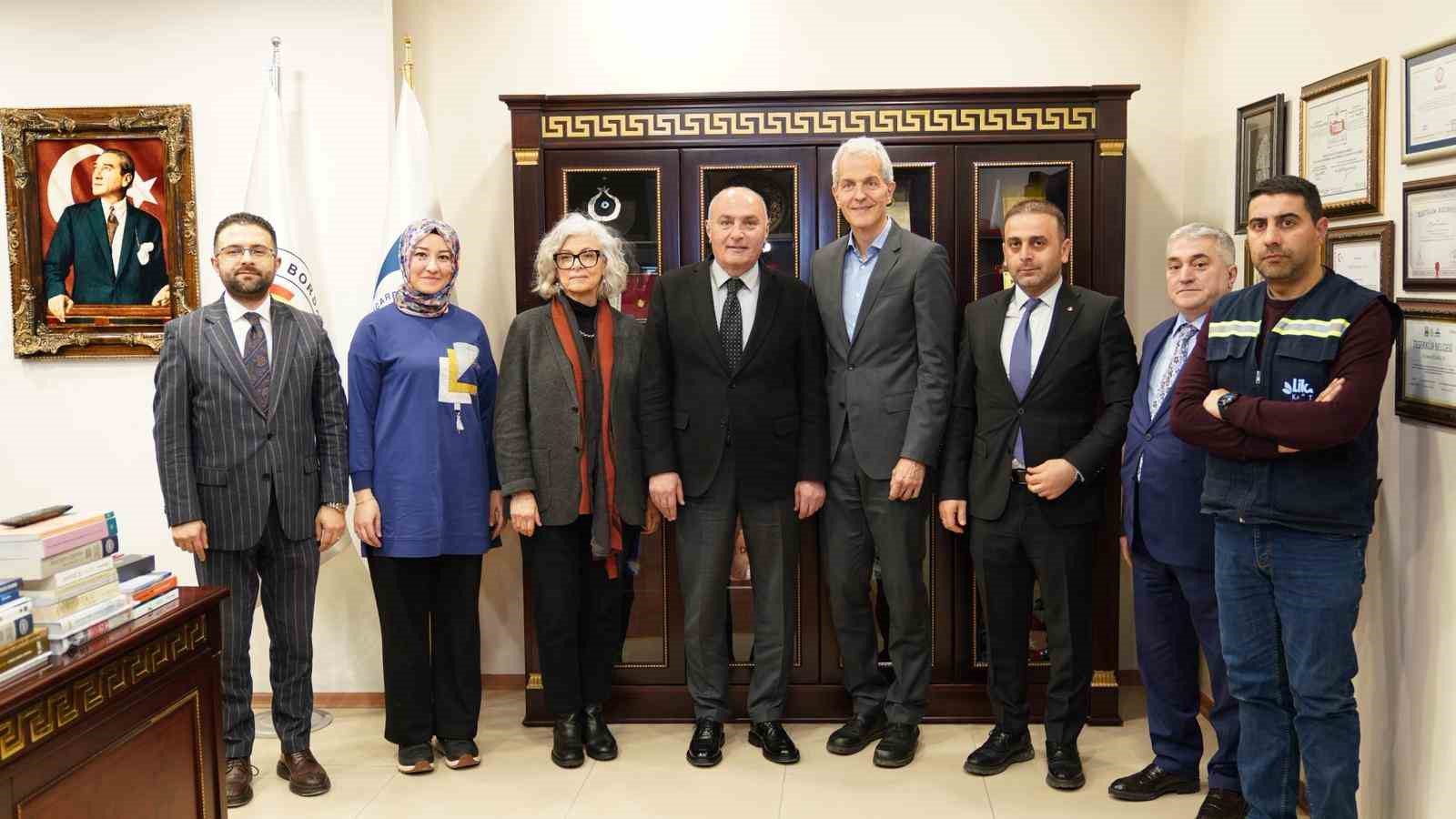 Alman Elçi Bredohl’dan ETSO’ya ziyaret: Erzurum’un yatırım potansiyeli değerlendirildi
Alman Elçi Bredohl’dan ETSO’ya ziyaret: Erzurum’un yatırım potansiyeli değerlendirildi