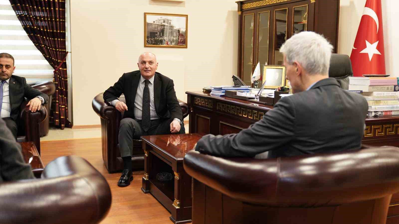 Alman Elçi Bredohl’dan ETSO’ya ziyaret: Erzurum’un yatırım potansiyeli değerlendirildi
Alman Elçi Bredohl’dan ETSO’ya ziyaret: Erzurum’un yatırım potansiyeli değerlendirildi