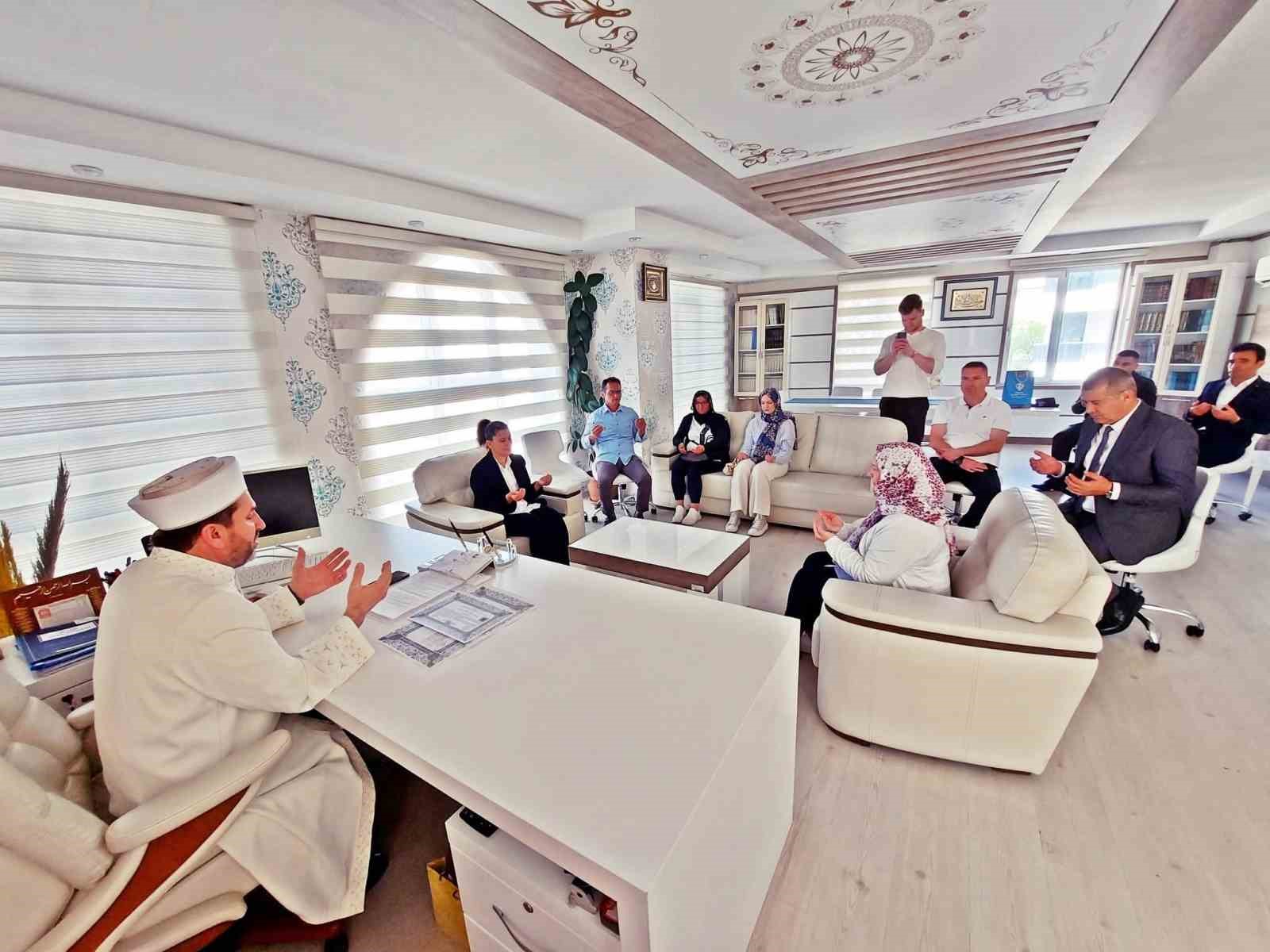 Alman kadın Kelime-i Şehadet getirerek Müslüman oldu
Alman kadın Kelime-i Şehadet getirerek Müslüman oldu