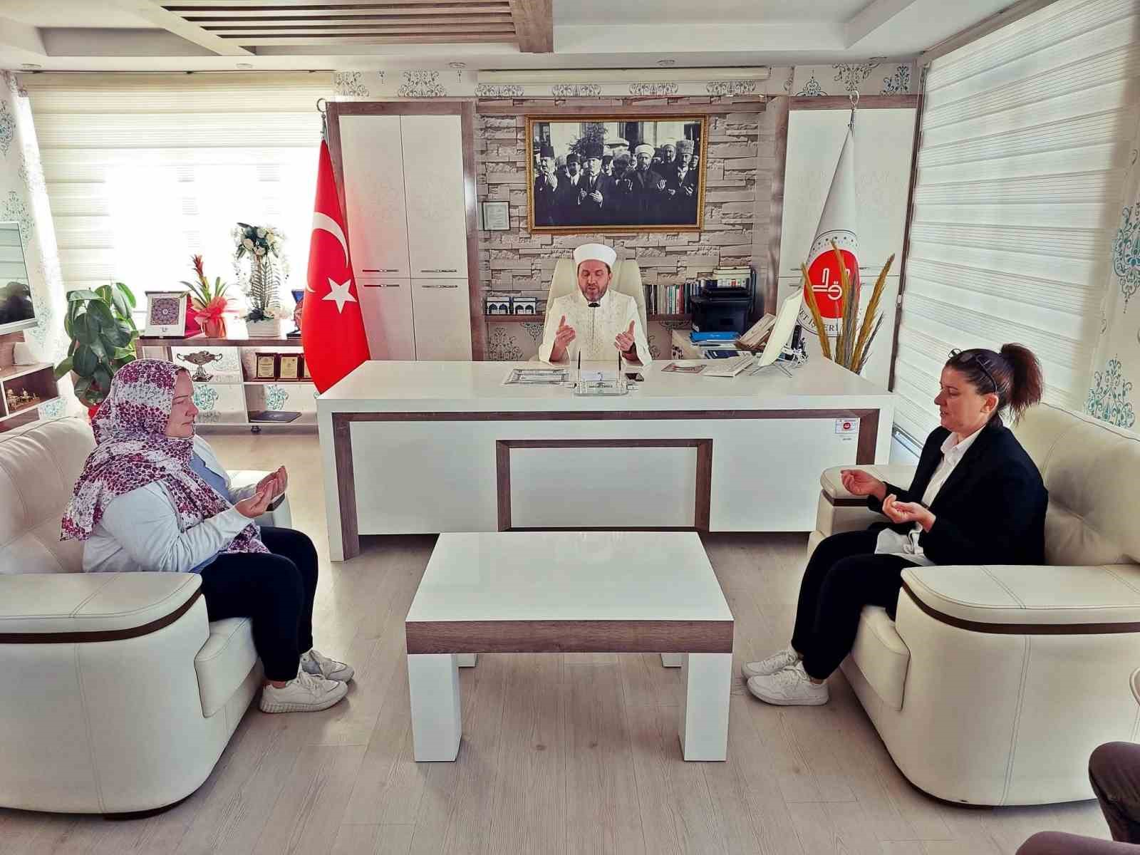 Alman kadın Kelime-i Şehadet getirerek Müslüman oldu
Alman kadın Kelime-i Şehadet getirerek Müslüman oldu