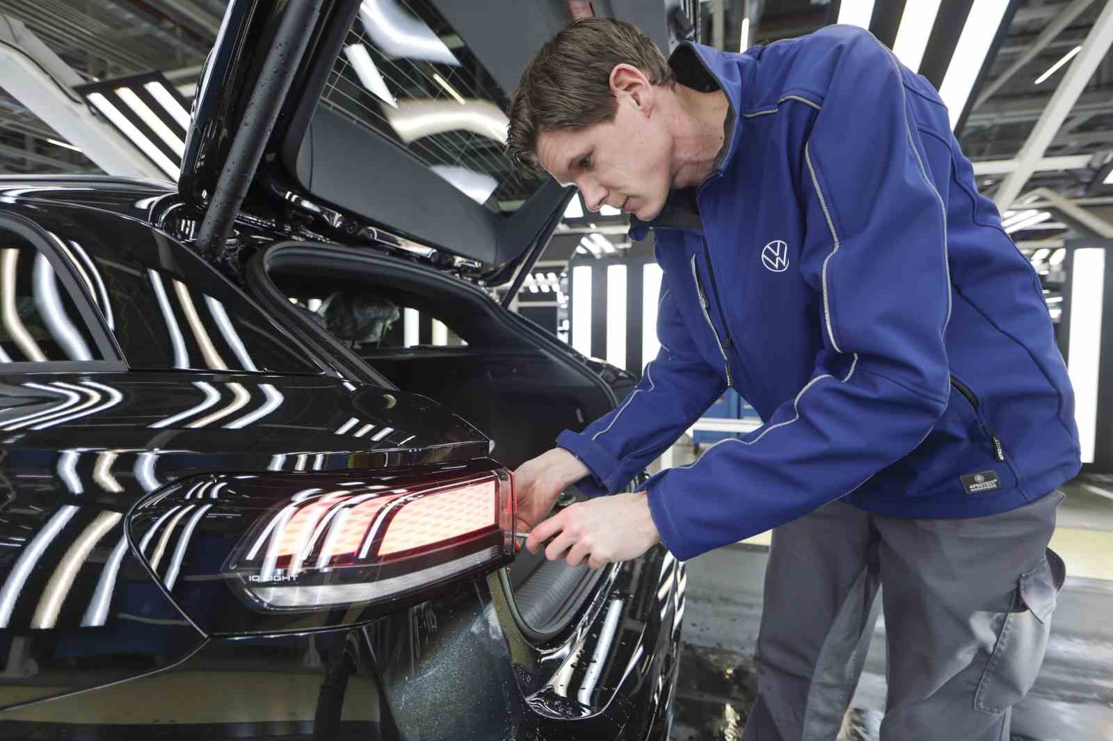 Alman otomotiv sektöründe kriz: Volkswagen 50 bin kişiyi işten çıkaracak
