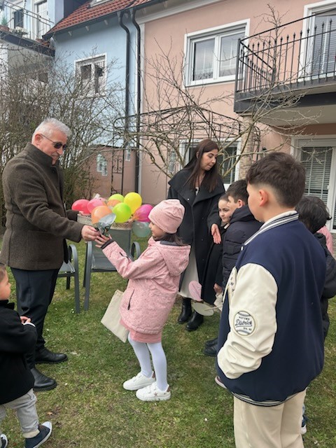 Almanya’da bayram coşkusu: Çocuklar kapı kapı gezip şeker topladı
