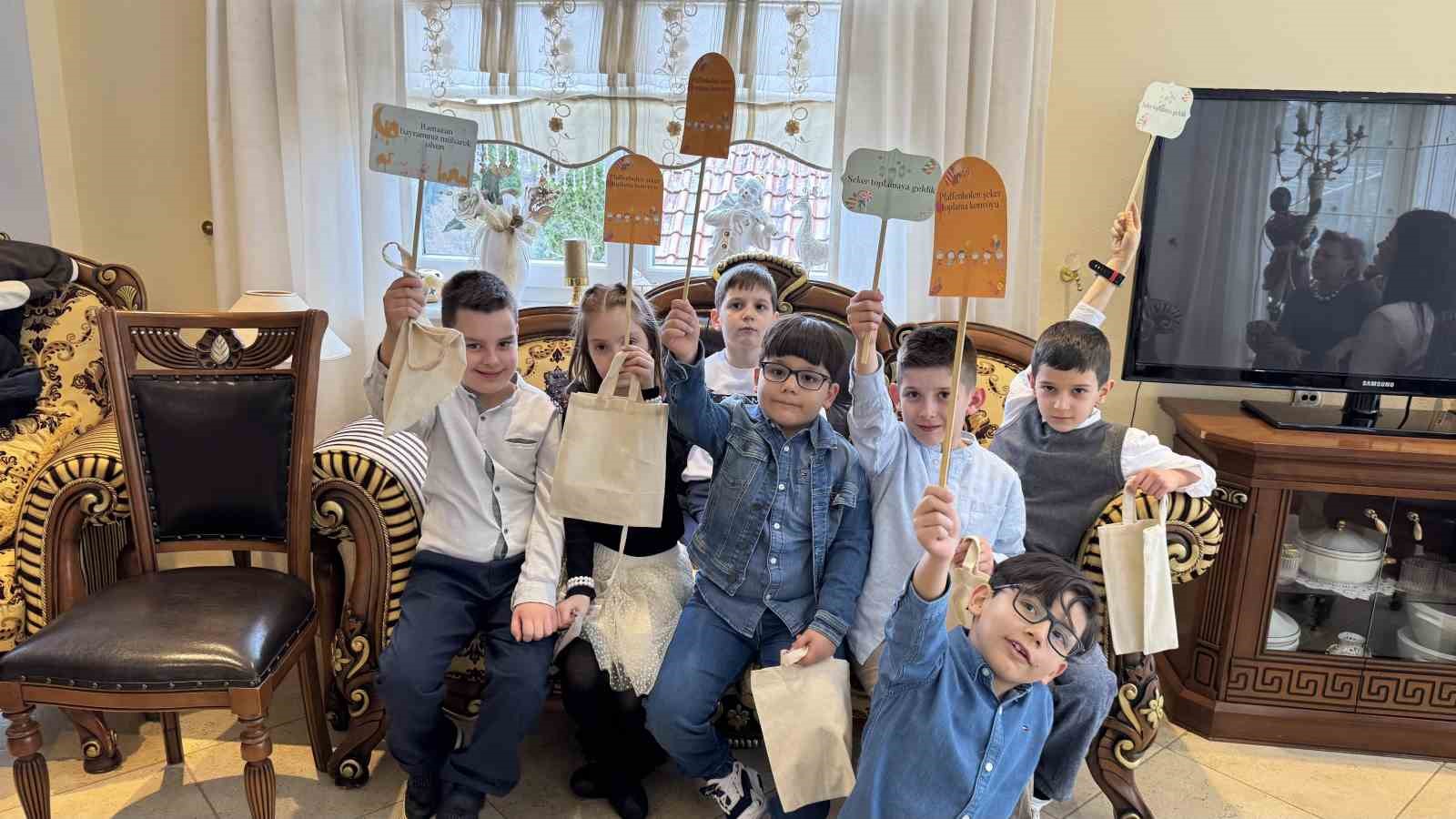 Almanya’da bayram coşkusu: Çocuklar kapı kapı gezip şeker topladı
